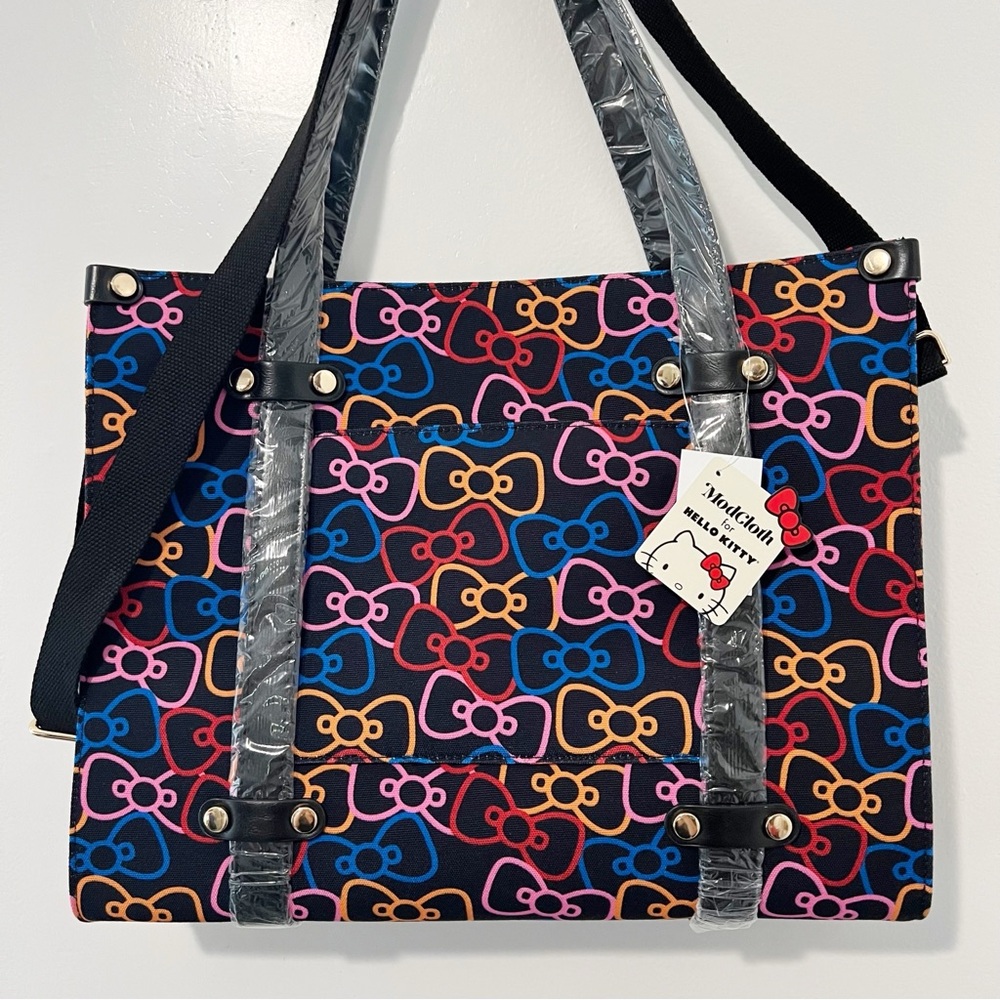 ModCloth x Hello Kitty Bows Camp Director Zipped Tote - Picture 2 of 8